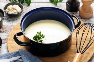 Meerrettichsoße warm servieren, beispielsweise zu Tafelspitz. Guten Appetit!