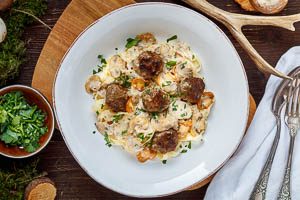 Pilzsoße mit Hackbällchen mit den Nudeln vermengen und servieren