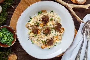 Pilzsoße mit Hackbällchen mit den Nudeln vermengen und servieren