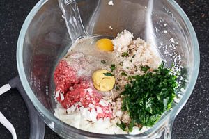 Rinderhackfleisch, pürierte Champignons, Zwiebelwürfel, Ei, Salz, Pfeffer, Senf, Petersilie und Paniermehl vermengen
