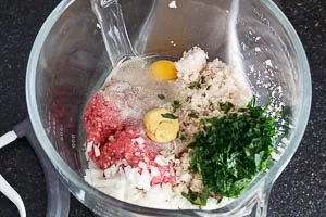 Rinderhackfleisch, pürierte Champignons, Zwiebelwürfel, Ei, Salz, Pfeffer, Senf, Petersilie und Paniermehl vermengen