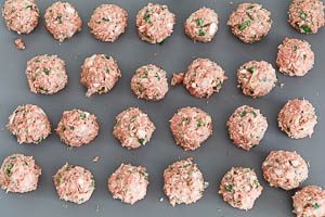 Aus der Masse Hackbällchen formen