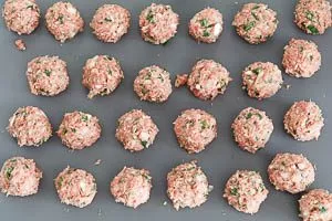 Aus der Masse Hackbällchen formen