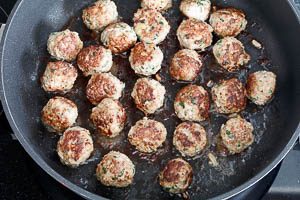 Hackbällchen in Pflanzenöl und Butter anbraten