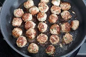 Hackbällchen in Pflanzenöl und Butter anbraten