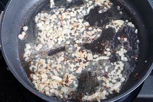 Zwiebelwürfel in der Pfanne anbraten