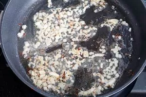 Zwiebelwürfel in der Pfanne anbraten