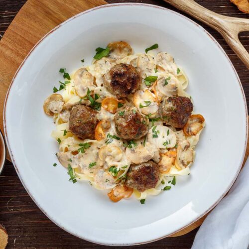 Nudeln mit Pilzen und Hackbällchen