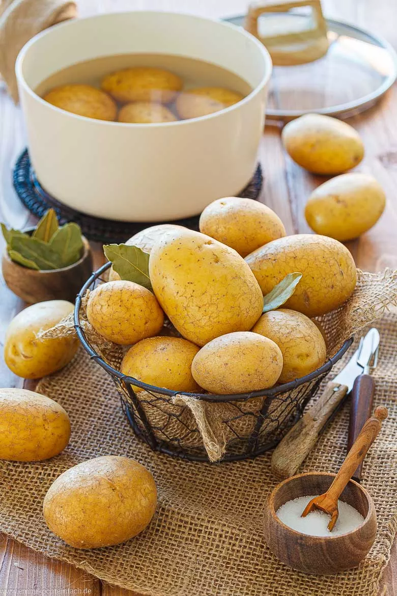 Zutaten für das Kochen von Pellkartoffeln
