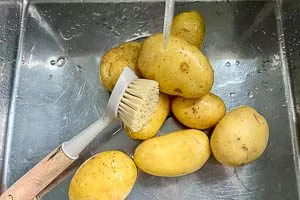 Kartoffeln gründlich waschen