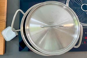 Salz dazugeben und mit halbgeschlossenem Deckel sprudelnd kochen lassen