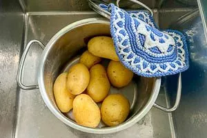 Wasser abgießen und Kartoffeln im Topf ausdampfen lassen