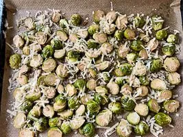 Nach 15 Minuten Parmesan auf de Rosenkohl streuen