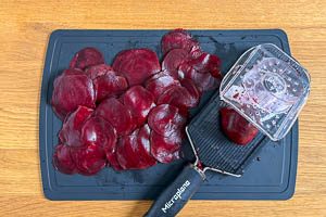 Rote Bete hobeln.