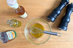 Dressing für das Rote Bete Carpaccio anrühren.