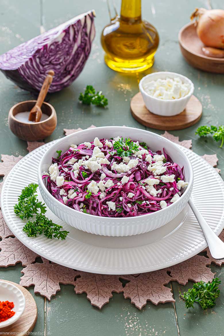 Rotkohlsalat mit Schafskäse