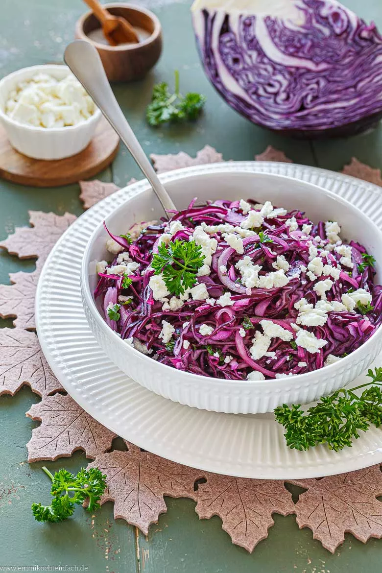 Frische Beilage mit Blaukraut und Schafskäse