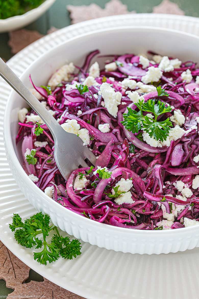 Einfacher und schneller Rotkohlsalat