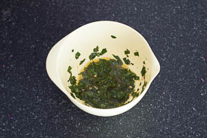 Dressing aus Olivenöl, Salz, Paprikapulver, Zitronensaft, Knoblauch und Petersilie anrühren