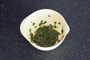 Dressing aus Olivenöl, Salz, Paprikapulver, Zitronensaft, Knoblauch und Petersilie anrühren