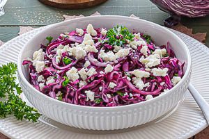 Fertig ist dein leckerer Rotkohlsalat mit Schafskäse