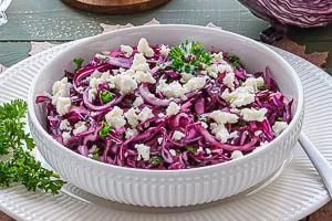 Fertig ist dein leckerer Rotkohlsalat mit Schafskäse