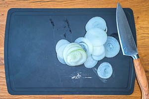 Zwiebeln schälen und in Ringe schneiden