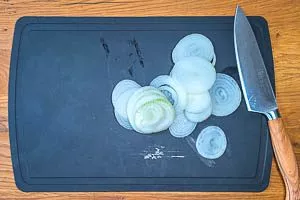 Zwiebeln schälen und in Ringe schneiden