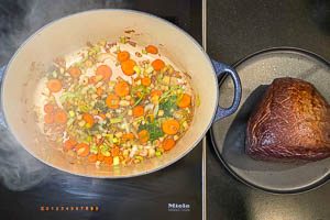 Sauerbraten-Gemüse im Bräter scharf anbraten