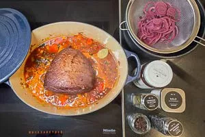 Sauerbraten im Sud schmoren lassen