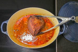 Sauerbraten im Bräter wenden