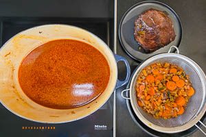 Bratensoße durch ein Sieb abgießen