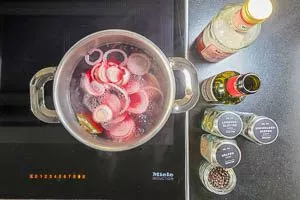 Marinade-Zutaten in einem Topf aufkochen