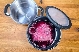 Fleisch in einer Schüssel mit Deckel marinieren