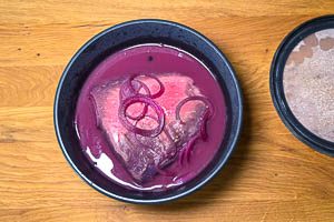 Gebeizten Sauerbraten aus dem Kühlschrank holen