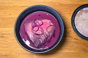 Gebeizten Sauerbraten aus dem Kühlschrank holen