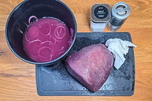 Sauerbraten abtupfen und mit Salz und Pfeffer einreiben