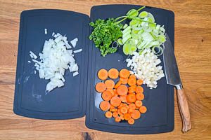 Gemüse für den Sauerbraten schneiden