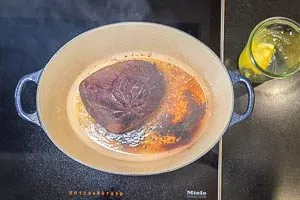 Mariniertes Rindfleisch im Bräter scharf anbraten