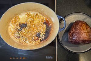 Fleisch nach dem Anbraten aus dem Bräter nehmen