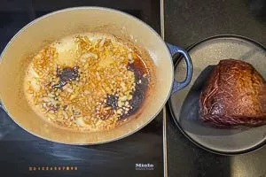 Fleisch nach dem Anbraten aus dem Bräter nehmen