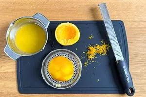 Orangenschale abreiben und Saft auspressen