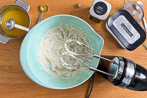 Die Creme mit Zutaten wie Mascarpone, Orange, Puderzucker und Muskatnuss anrühren.