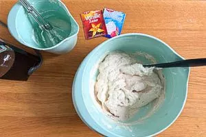 Sahne steif schlagen und unterrühren.