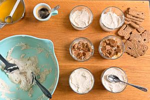 Spekulatius-Tiramisu schichten und in Gläser füllen.