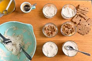 Spekulatius-Tiramisu schichten und in Gläser füllen.