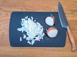 Zwiebeln schälen und würfeln