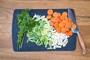 Petersilie, Knollensellerie, Möhren und Lauch vorbereiten.