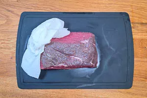 Das Fleisch für das Tafelspitz abtupfen.