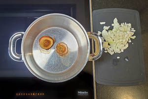 Zwiebeln auf dem Topfboden anbräunen.